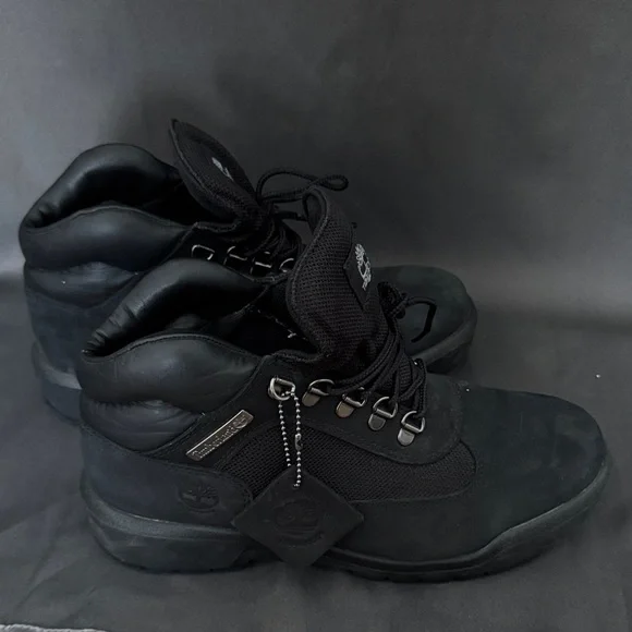 Timberland Men's All-Black Boots - Picture 7 of 7